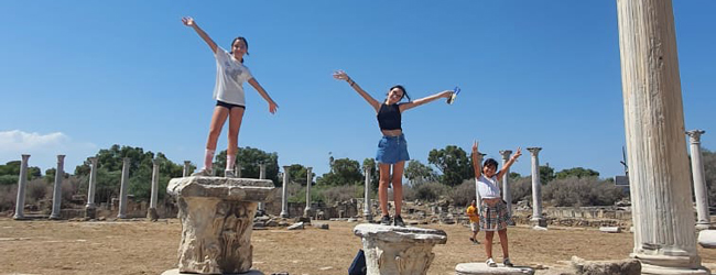 Historische Stätten in Famagusta bei einer Schülersprachreise Drei Mädchen klettern zwischen alten Ruinen in der Sonne bei einer LISA! Schülersprachreise in Zypern