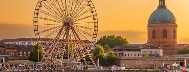 Abendstimmung am Fluss Garonne in Toulouse bei einer Sprachreise Riesenrad am Abend am Ufer der Garonne in Toulouse