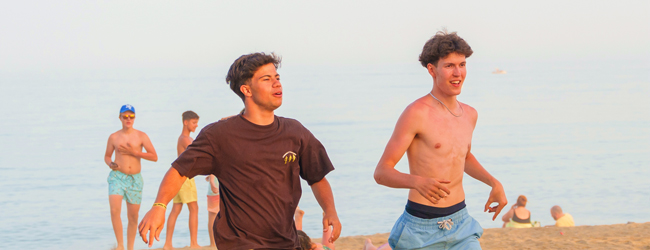 Jungen am Strand bei einer LISA! Schülersprachreise in Barcelona Zwei Jungen rennen am Strand entlang bei einer LISA! Sprachreise für Schüler in Barcelona am Meer