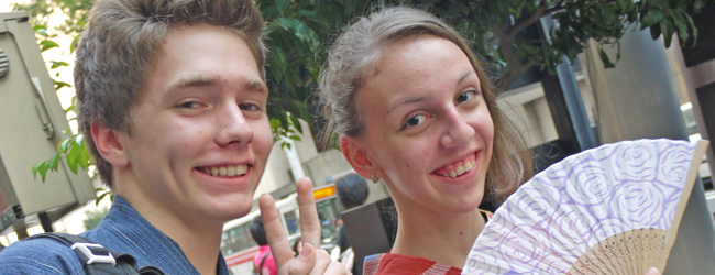 LISA-Sprachreisen-Schueler-Young-Adults-Japanisch-Japan-Tokio-Tradition-Faecher-Kimono