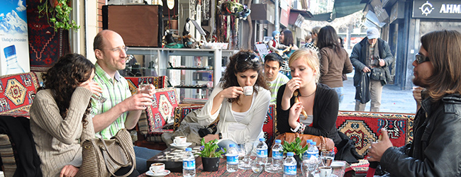 LISA-Sprachreisen-Tuerkisch-Tuerkei-Izmir-Freizeit-Aktivitaeten-Ausgehen-Cafe-Teehaus-internationale-Teilnehmer