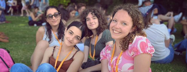 Neue Freunde bei einer LISA! Sprachreise für junge Erwachsene in Cardiff Eine Gruppe von jungen Frauen sitzt auf einer Wiese bei einer Young Adults Sprachreise in Cardiff