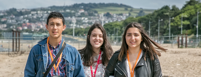 Spaziergang von jungen Menschen durch Cardiff bei einer LISA! Sprachreise Zwei Mädchen und ein Junge laufen gemeinsam durch Cardiff bei einer Young Adults Sprachreise